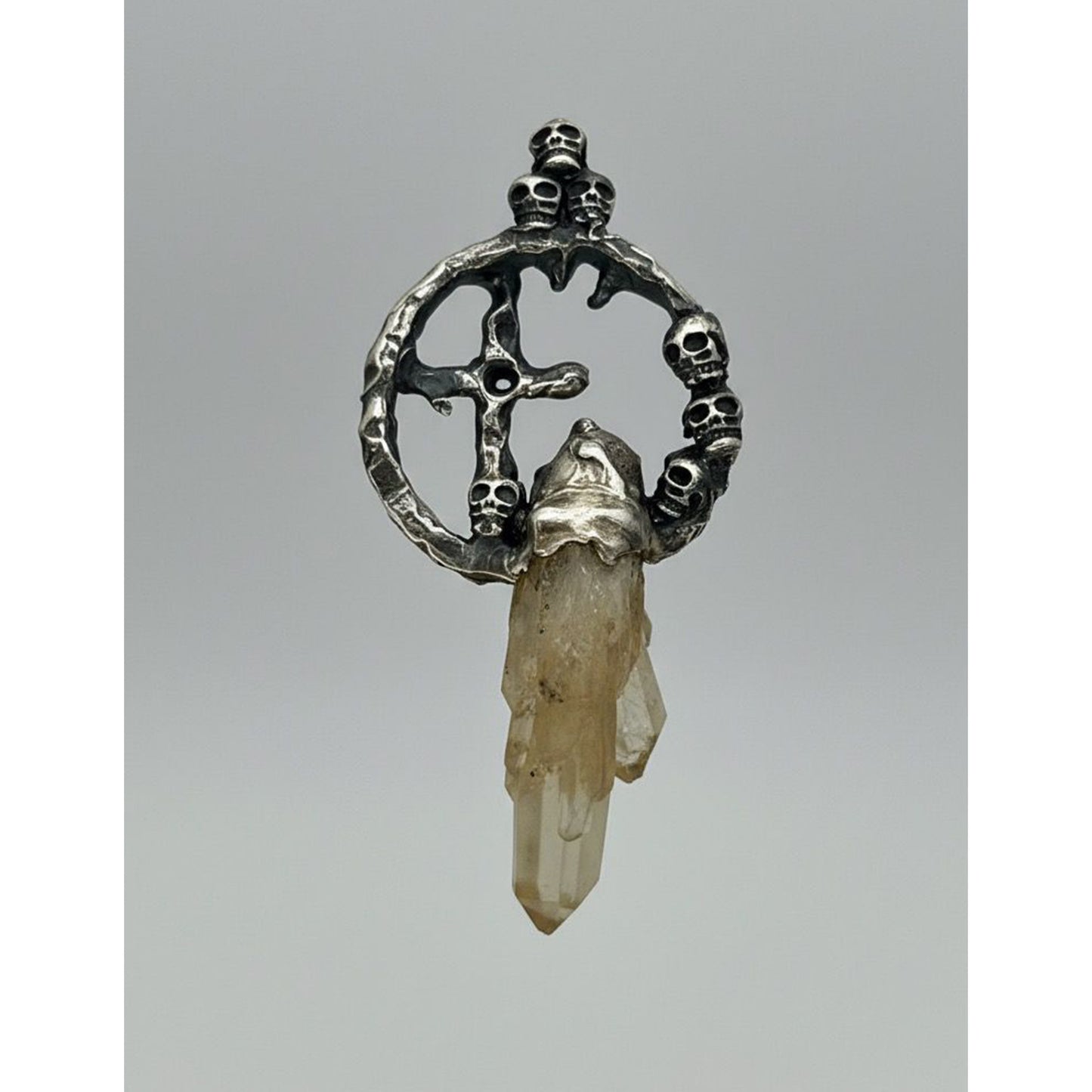 Pandantiv Gotic Argint 925 cu Cranii și Cuarț Natural Brut